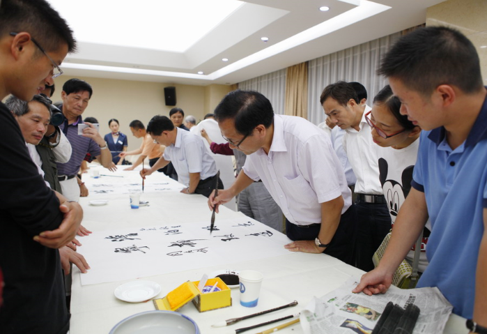 集团公司举行2015年“迎中秋 庆国庆”书法讲座暨现场笔会 
