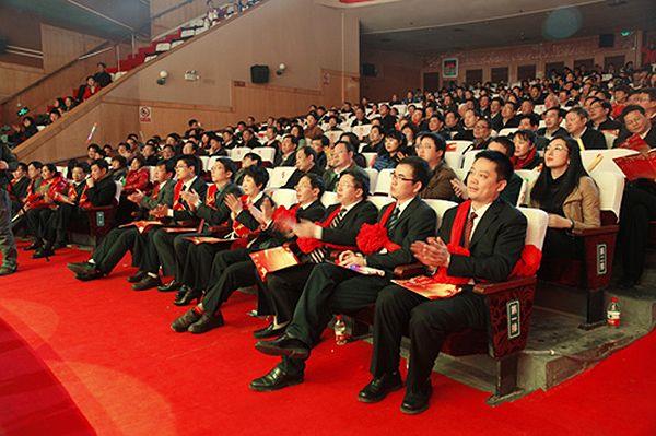 集团公司红旗班组、优异员工颁奖晚会暨2013年春晚举行