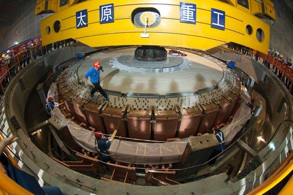 溪洛涉水电站左岸地下电站首台机组转子吊装