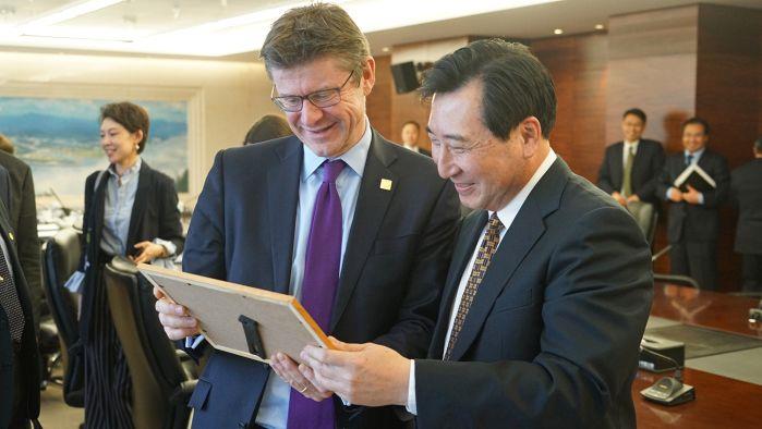 卢纯会见英国商业、能源与工业战略部内阁大臣 