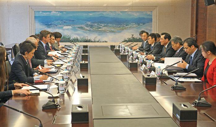 卢纯会见英国商业、能源与工业战略部内阁大臣 