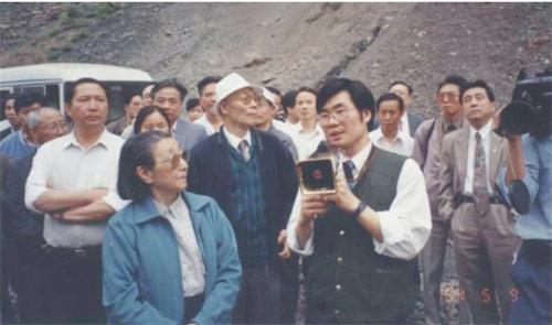 原政协副主席钱正英视察工地 