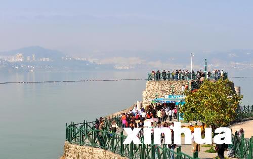 游客在三峡坝区185观景平台寓目大坝和水库 