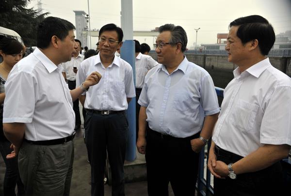 交通部部长李盛霖考察葛洲坝船闸汛期运行情形。。。。。。 