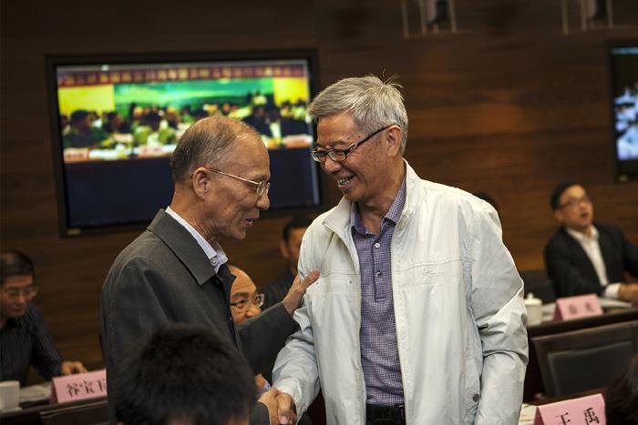 座谈会简朴、务实，，，，既回首了已往20年的各项成绩，，，，又剖析了目今形势，，，，明确了未来生长偏向。。。。 